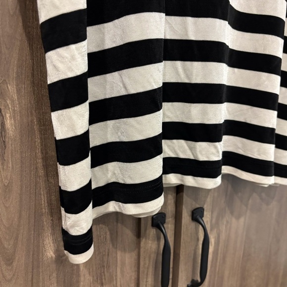Chico's Travelers Size 3 (XL) Black and White Stripe Top V Neck - Picture 8 of 10